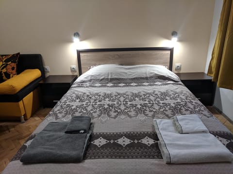 Bed, Photo of the whole room, Bedroom, towels
