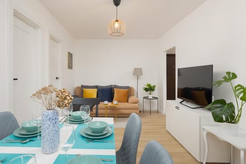 Communal lounge/ TV room, TV and multimedia, Living room, Seating area, Dining area