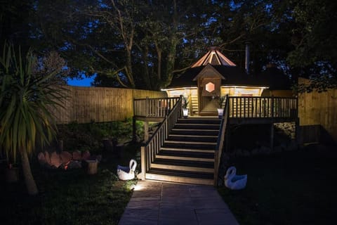 Romantic Treehouse with Hot Tub & BBQ Lodge House in England