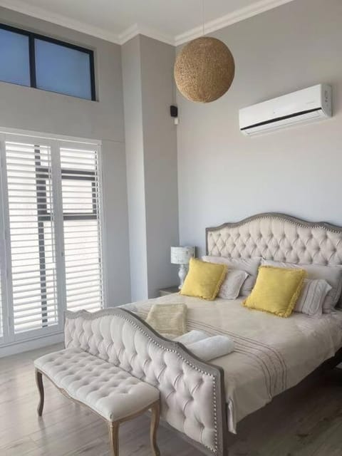 Bed, Bedroom, air conditioner