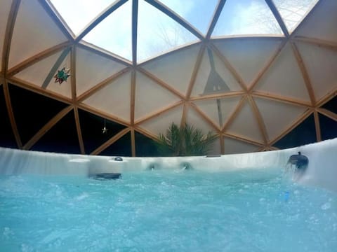 Romance - Stargazing - Hot tub & sauna! House in England