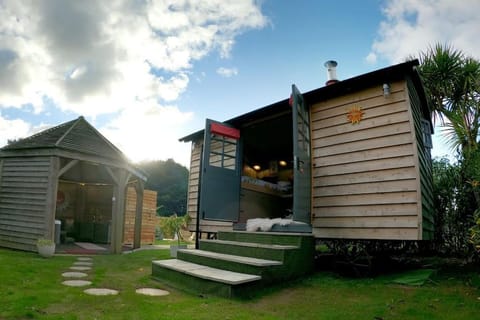 Romantic Retreat - Luxury Shepherds Hut + Hot Tub! House in England