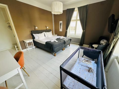 Bed, TV and multimedia, Photo of the whole room, Seating area, Bedroom, cot, towels