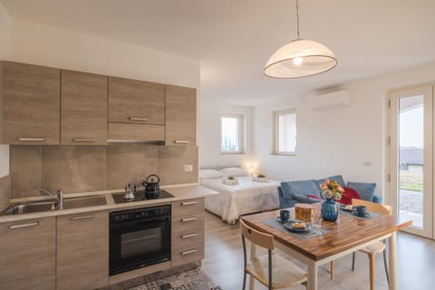 Bed, Kitchen or kitchenette, Living room, Photo of the whole room, Seating area, Dining area, pet friendly, stove