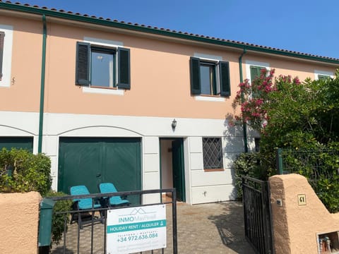 Property building, Facade/entrance, Day