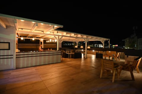 Restaurant/places to eat, Night, Banquet/Function facilities