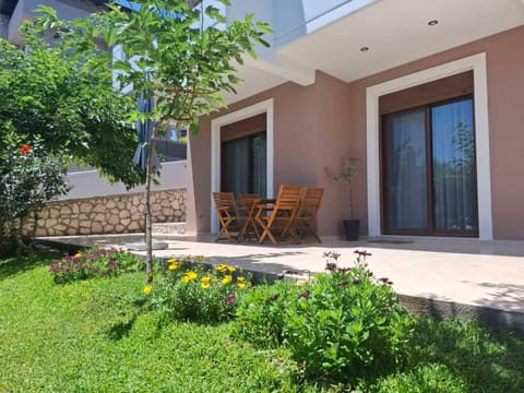 Property building, Garden, Garden, Dining area