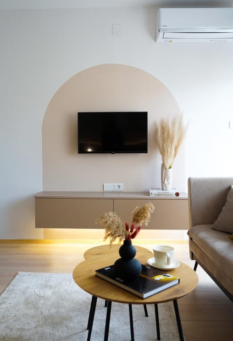 TV and multimedia, Living room, Seating area, Evening entertainment