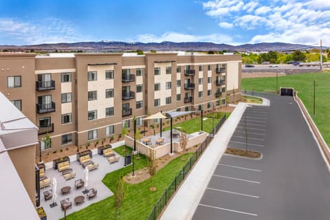 Property building, Day, Bird's eye view, Garden, Garden view, Mountain view, Location, Parking