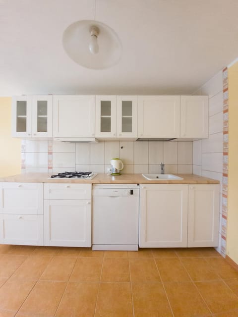 Kitchen or kitchenette, dishwasher, stove
