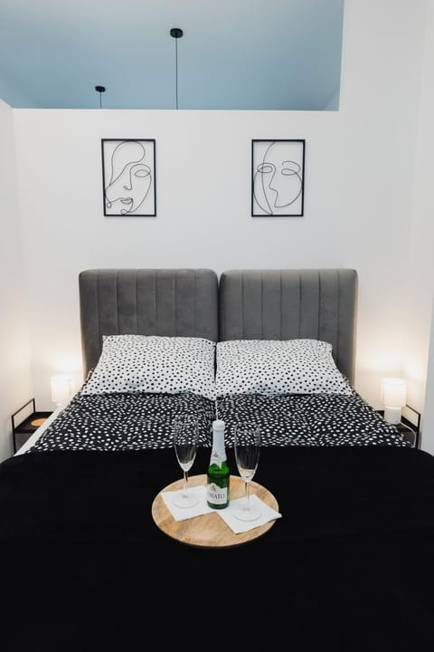 Bed, Photo of the whole room, Seating area, Drinks, Alcoholic drinks