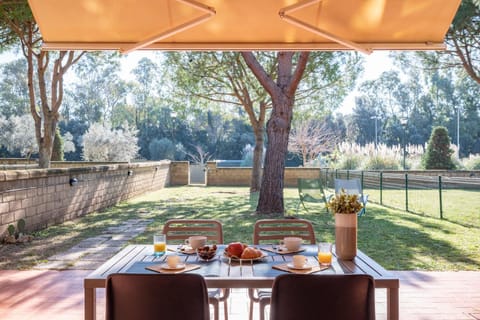 Patio, Spring, Day, Garden, Garden, Food and drinks, Dining area, Garden view