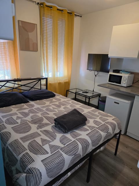 Bed, Kitchen or kitchenette, Photo of the whole room, Bedroom, stove