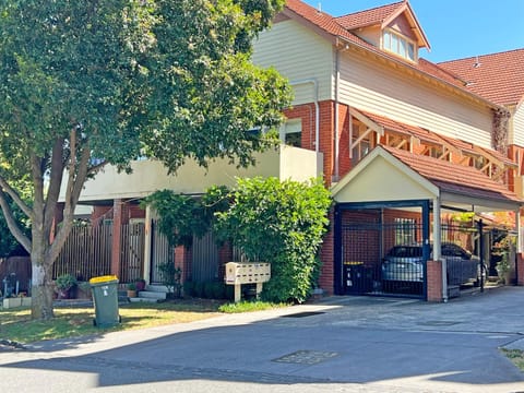 Day, Neighbourhood, Street view, Location