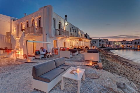 Nearby landmark, Restaurant/places to eat, Night, Neighbourhood, Lounge or bar, Beach, Evening entertainment, Sea view, Location, sunbed