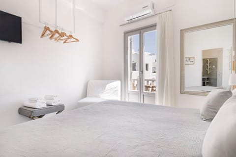 Bed, TV and multimedia, View (from property/room), Photo of the whole room, Decorative detail, Seating area, Bedroom, City view, towels, air conditioner