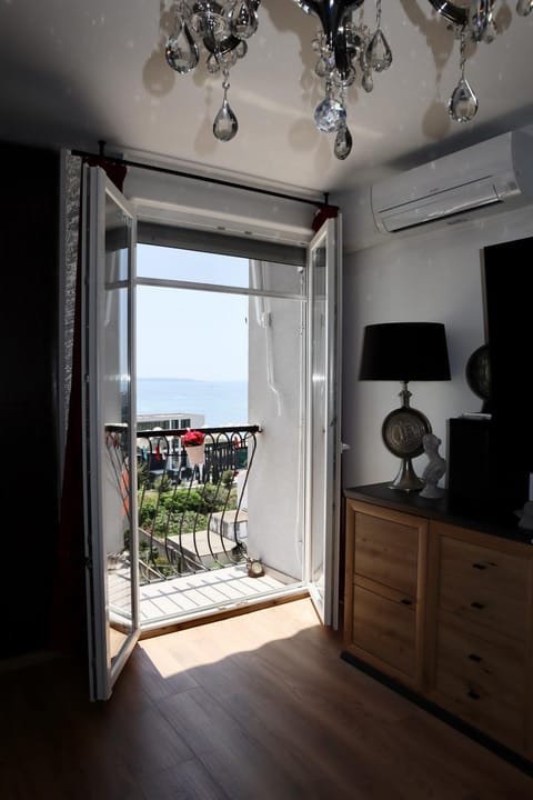 LaLaura high quality apartment Znjan beach 500 m Sea Magic View free Parking Apartment in Split