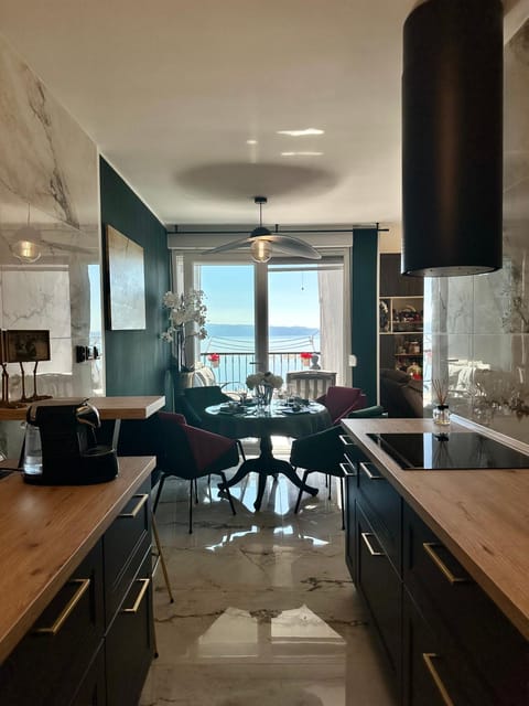 LaLaura high quality apartment Znjan beach 500 m Sea Magic View free Parking Apartment in Split