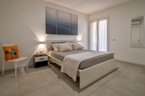 Photo of the whole room, air conditioner