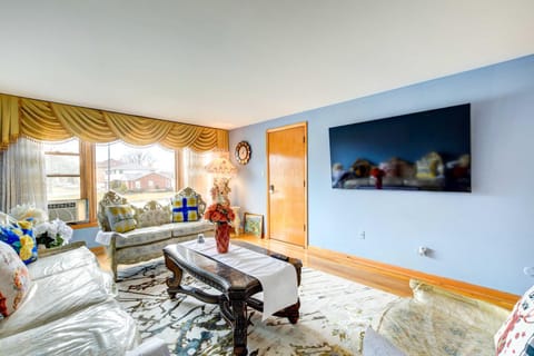 Oak Lawn Apartment about 2 Mi to Ford City Mall! Apartment in Burbank