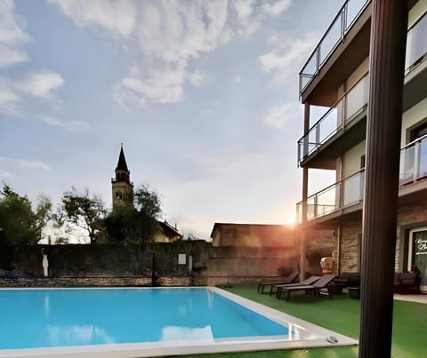 Property building, Day, Hot Tub, Lounge or bar, Pool view, Swimming pool, sunbed