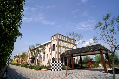 Property building, Location