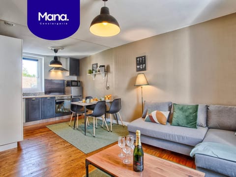 Kitchen or kitchenette, Living room, Seating area, Dining area