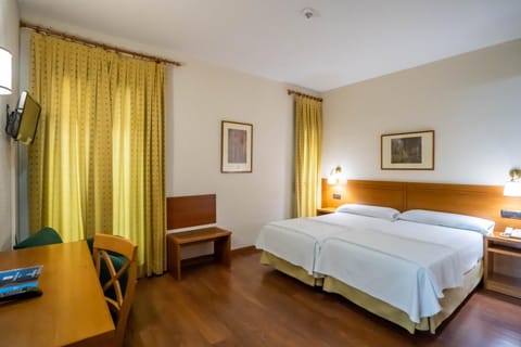 Bed, TV and multimedia, Other, Photo of the whole room, Decorative detail, Bedroom