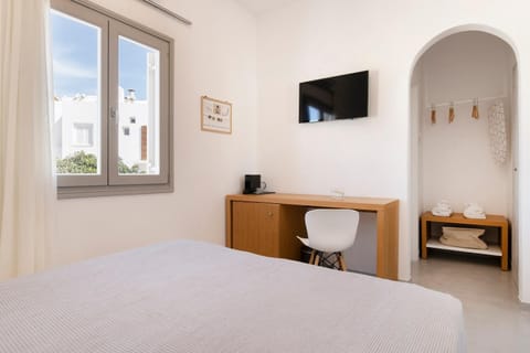 Bed, Day, TV and multimedia, Coffee/tea facilities, View (from property/room), Business facilities, Decorative detail, Seating area, Bedroom, City view, wardrobe
