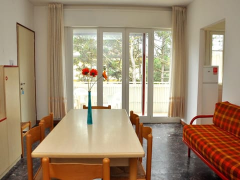 Restaurant/places to eat, Seating area, Dining area