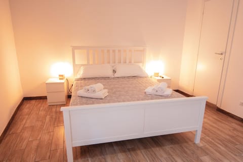 Bed, Photo of the whole room, Bedroom, cot, towels