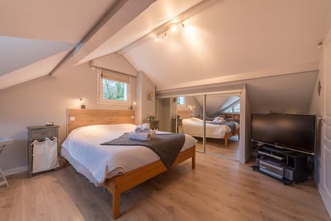 Photo of the whole room, Bedroom