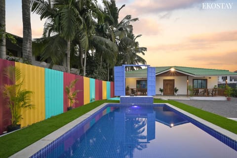Property building, Day, Garden, Garden view, Pool view, Swimming pool, sunbed