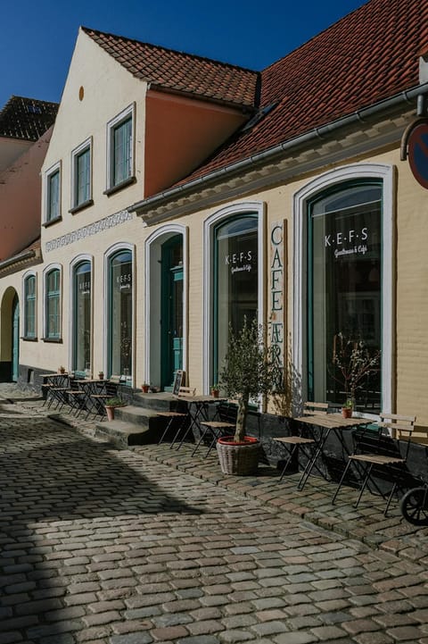 Property building, Location