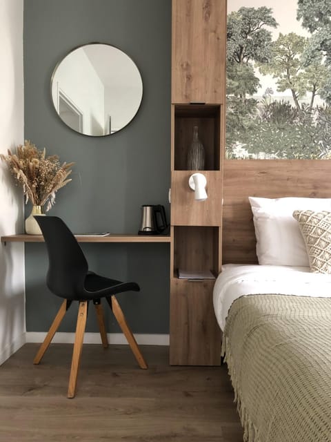 Bed, Seating area, Bedroom