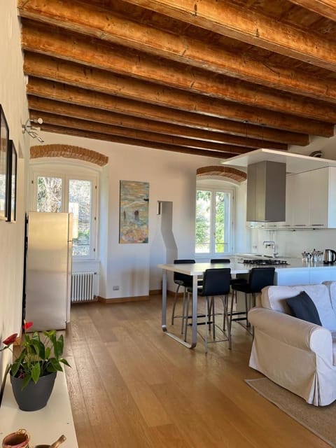 Kitchen or kitchenette, Living room, Seating area, Dining area