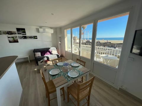 Natural landscape, View (from property/room), Balcony/Terrace, Living room, Dining area, Sea view