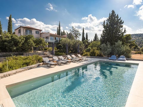Property building, Day, Mountain view, Pool view, Swimming pool, sunbed