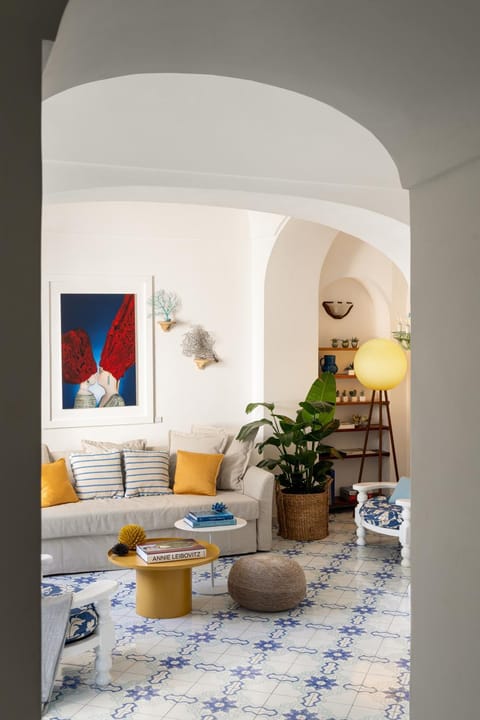 Library, TV and multimedia, Living room, Seating area, locker, air conditioner