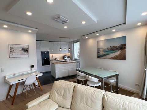 Kitchen or kitchenette, Seating area, Dining area, minibar, pet friendly