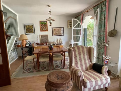 Seating area, Dining area