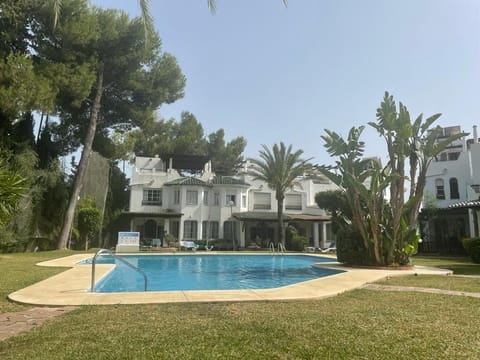 Property building, Garden, Garden view, Pool view, Swimming pool, Swimming pool, sunbed