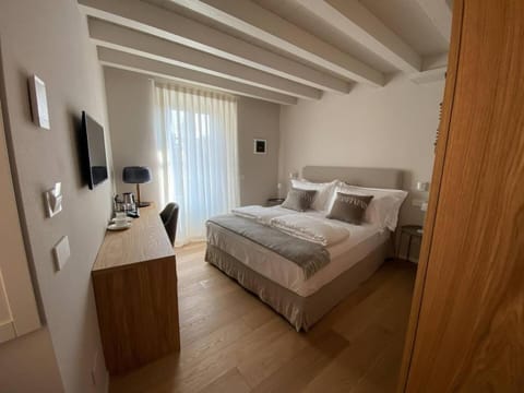 Bed, TV and multimedia, Photo of the whole room, Evening entertainment, Bedroom