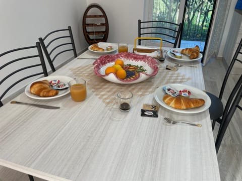 Food and drinks, Dining area, Breakfast