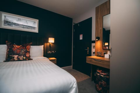 Photo of the whole room, Bedroom, hair dresser