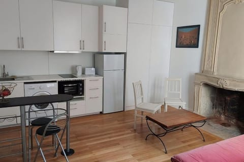 Kitchen or kitchenette, Dining area, minibar, pet friendly, stove, toaster