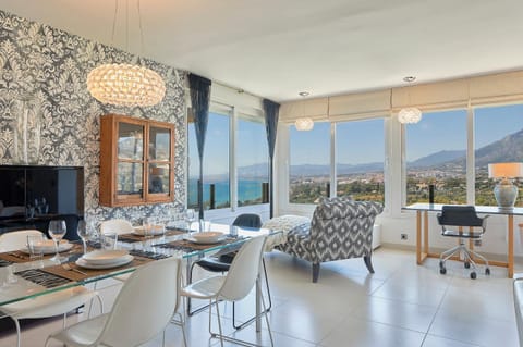 Natural landscape, TV and multimedia, Living room, Seating area, Dining area, Mountain view