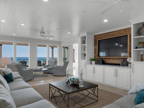 Communal lounge/ TV room, Natural landscape, TV and multimedia, Living room, Seating area, Sea view