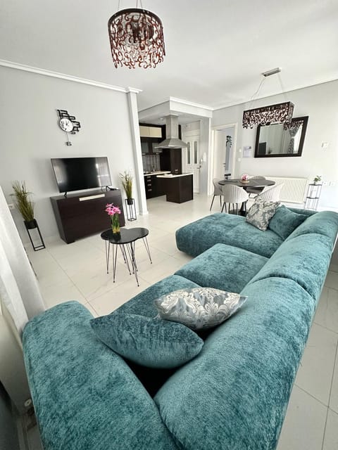 Communal lounge/ TV room, Day, TV and multimedia, Kitchen or kitchenette, Meals