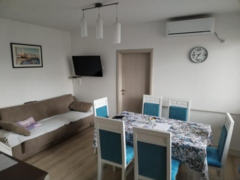 TV and multimedia, Living room, Seating area, Dining area, air conditioner